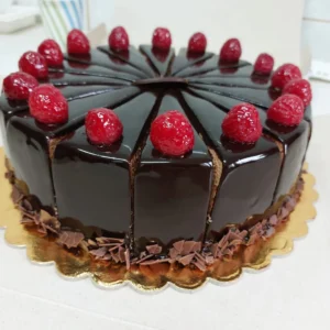 Tort cu ciocolată și zmeură